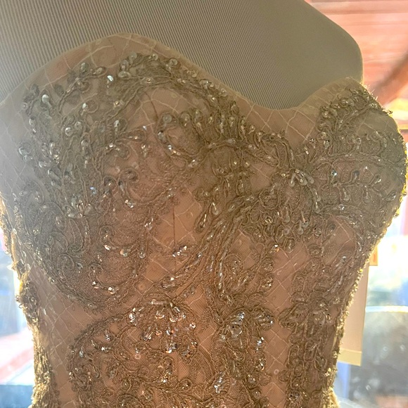 Lace vintage Strapless beaded wedding dress - Picture 2 of 14